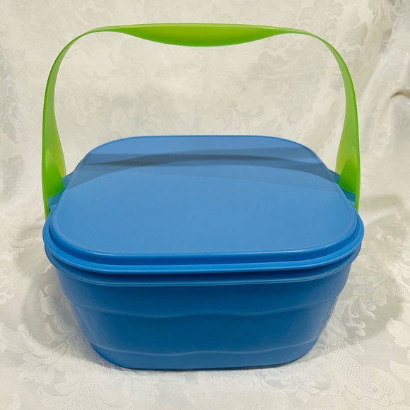 NEW (NIP) Tupperware Impressions Reversible Square Cake Taker with Green Handle - Picture 4 of 13